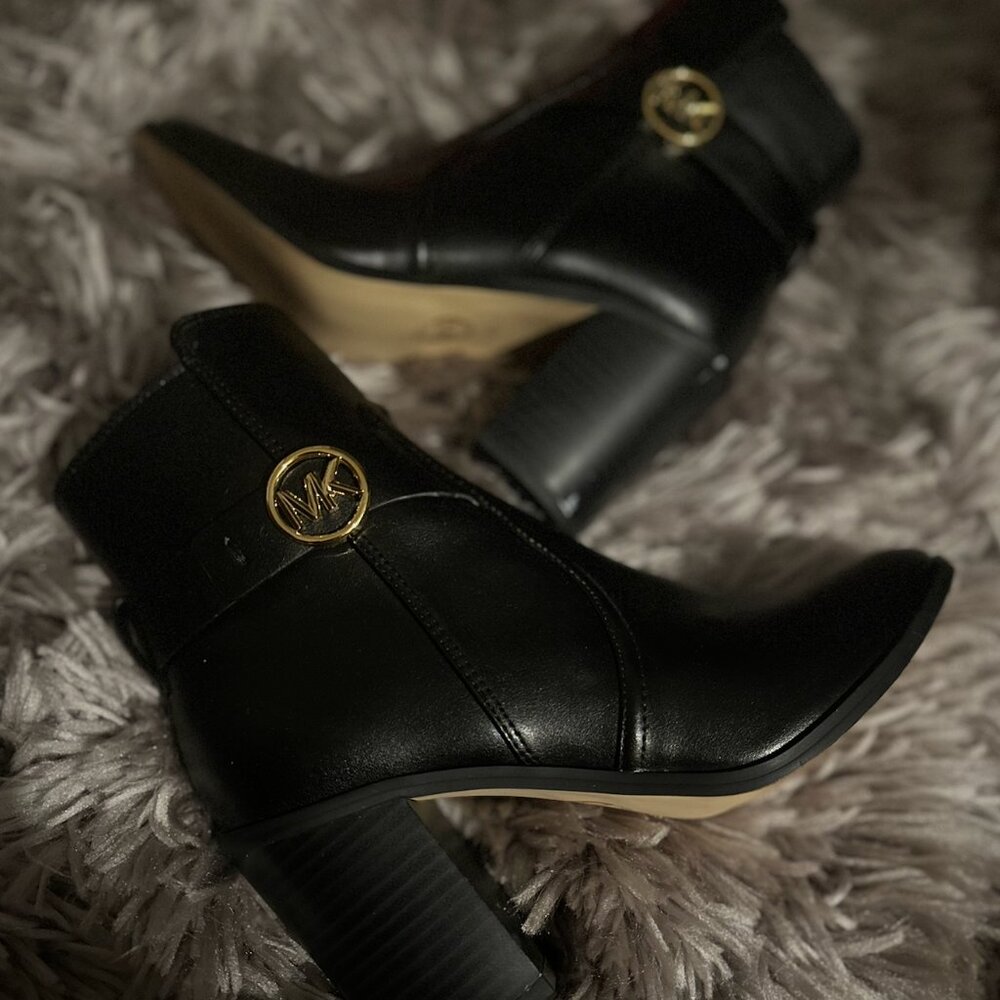 Carmen Michael Kors Bootie 5.5 Womens Black & Gold